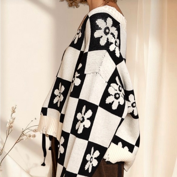 POL Daisy Pearl Knit Sweater | Retro Checker Chic - Picture 6 of 8